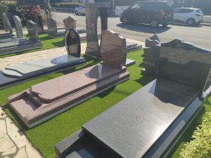 fleurs dans un vase dans un cimetiere