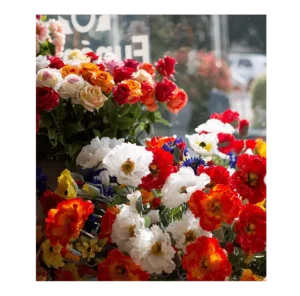 Gros plan sur un assortiment de fleurs artificielles colorées.