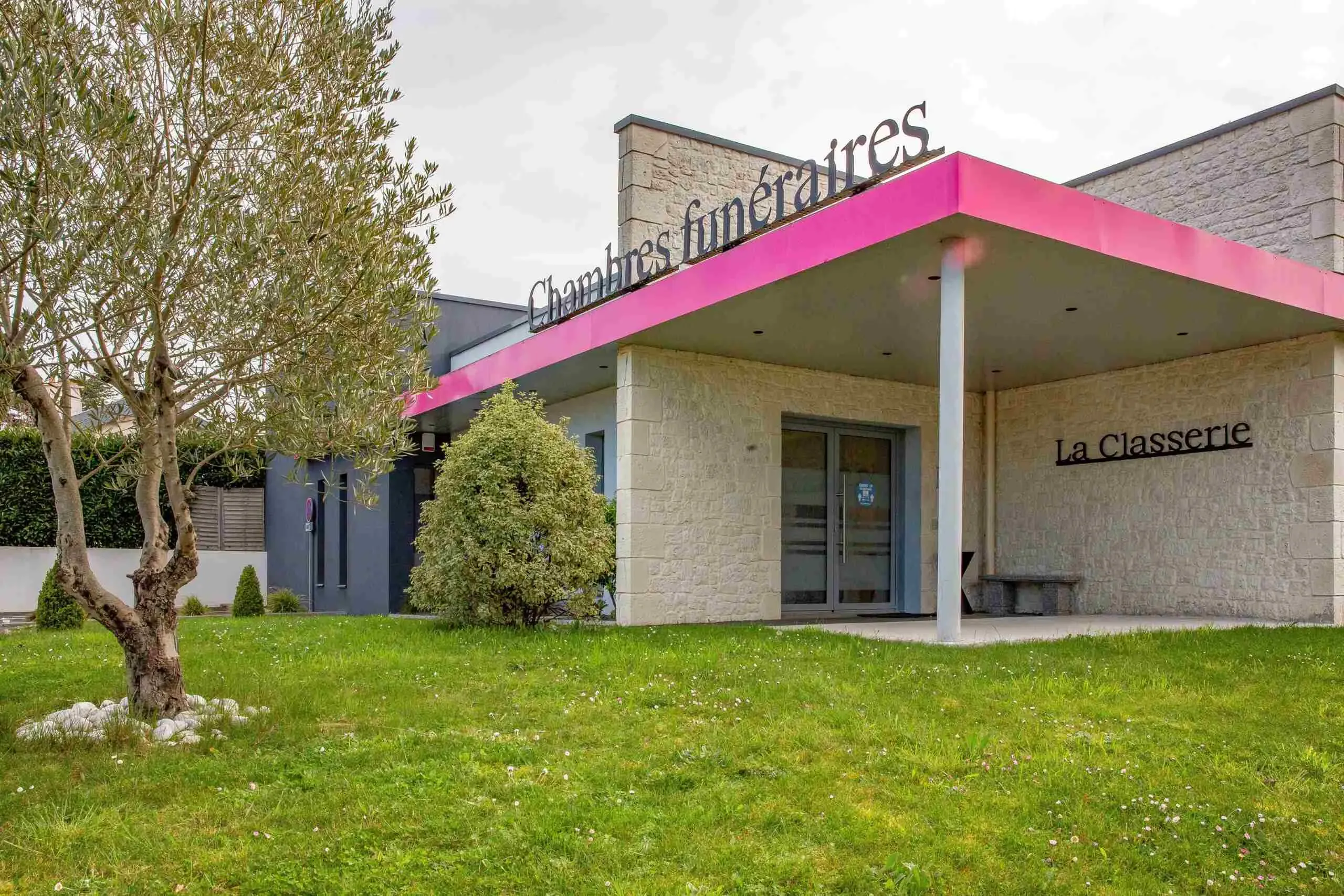 Façade moderne des Chambres Funéraires La Classerie avec pelouse.