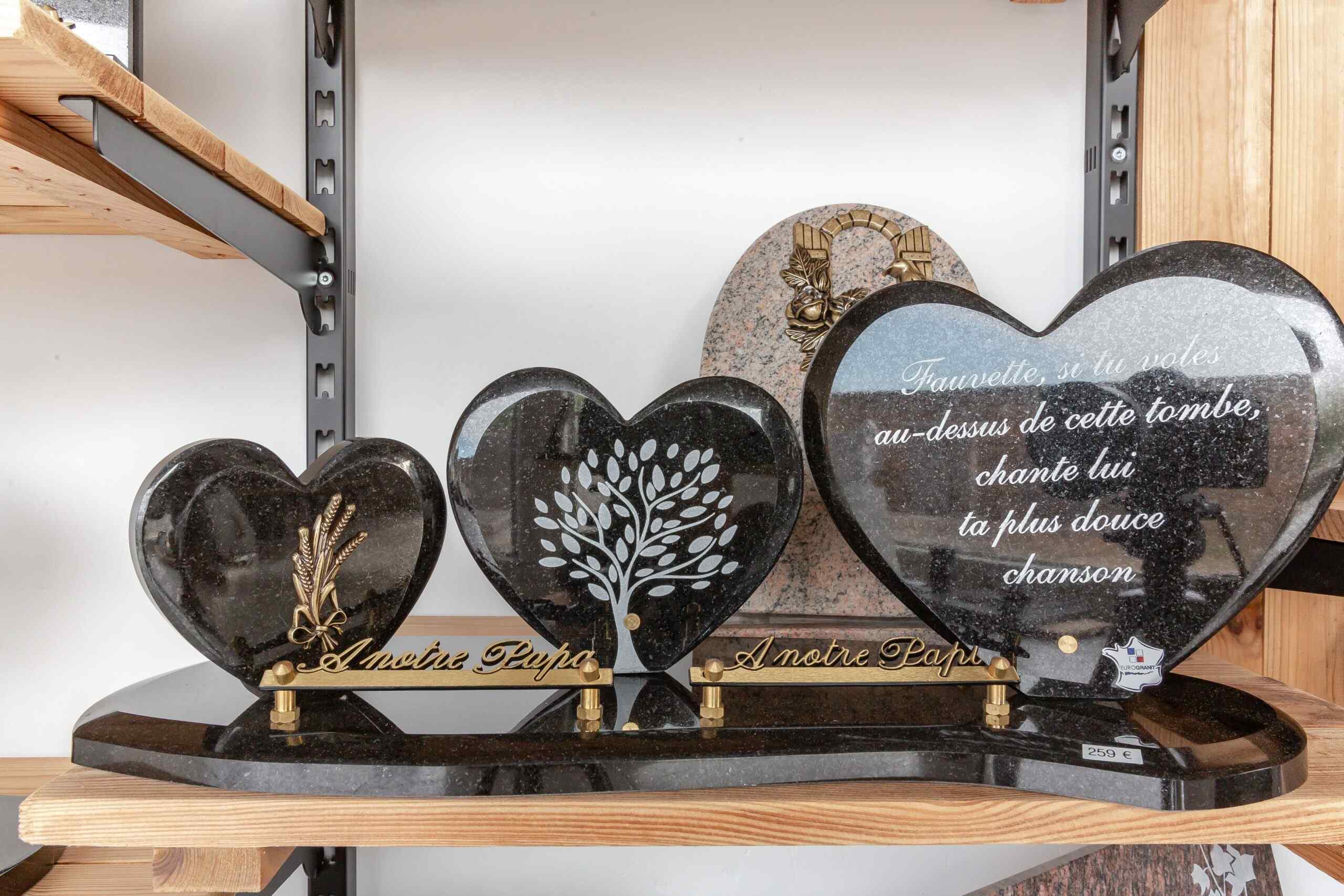 plaque a motif triple coeur